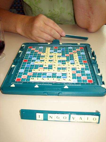 1 scrabble.jpg - Junassa pelattiin varsin napparaa magneetti-matka-sanapelia